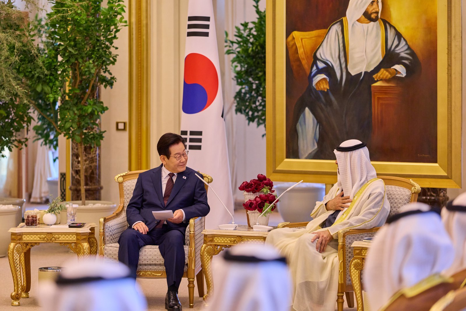 아랍에미리트(UAE)를 국빈 방문 중인 이재명 대통령이 18일(현지시간) 아부다비 카사르 알 와탄 대통령궁에서 열린 무함마드 빈 자이드 알 나흐얀 UAE 대통령과 확대 정상회담에서 발언을 듣고 있다. 2025.11.23. 대통령실 제공