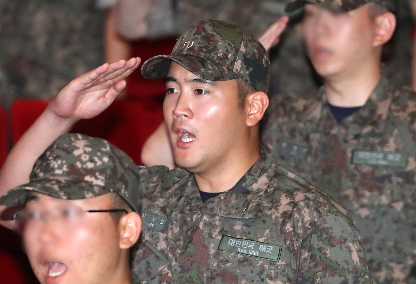 이재용 삼성전자 회장의 장남 이지호 씨가 지난 9월 23일 경남 창원 진해구 해군사관학교 웅포강당에서 열린 제139기 해군사관후보생 입교식에서 경례를 하고 있다. 2025.9.23. 뉴스1