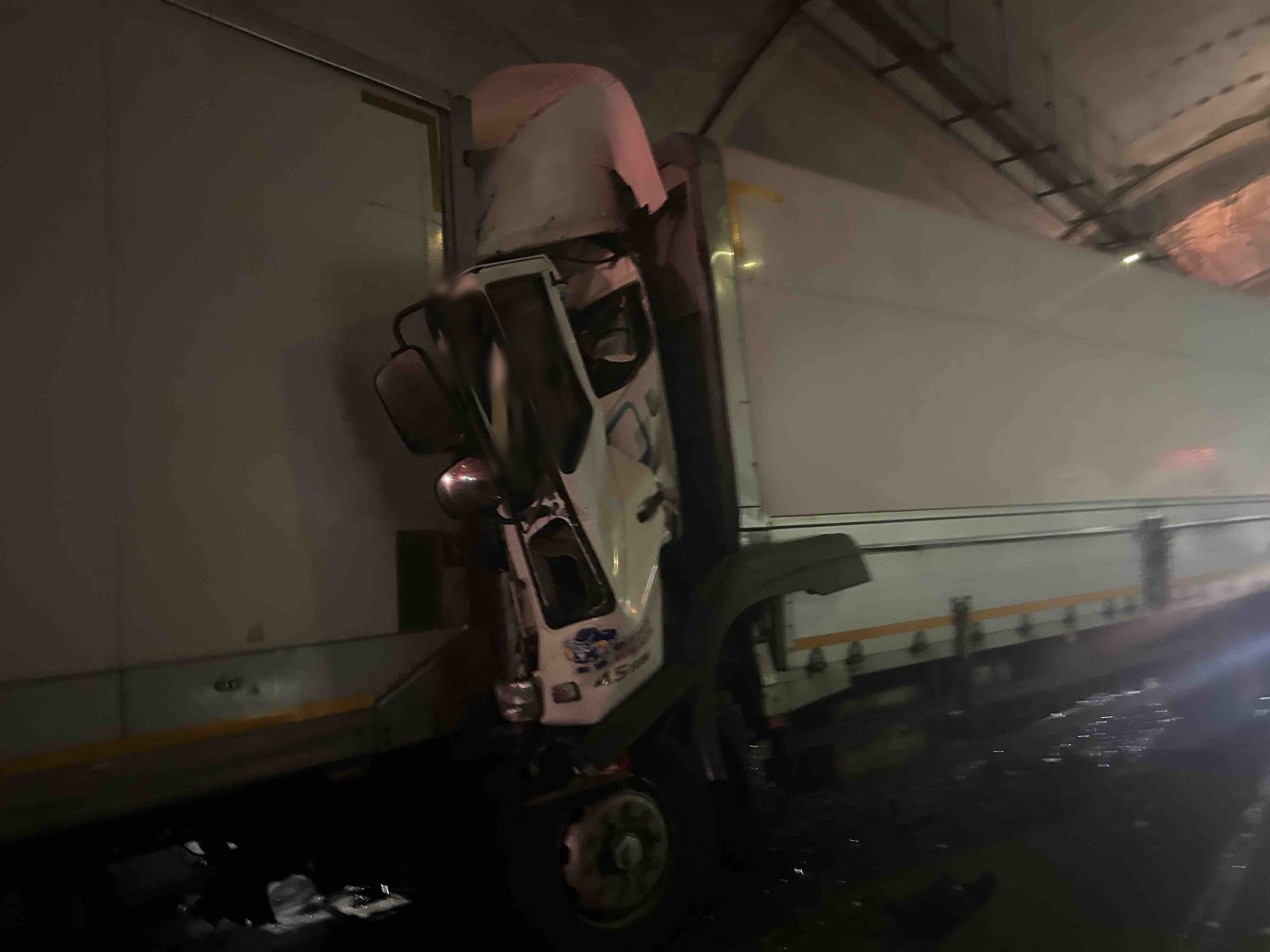 26일 새벽 서울양양고속도로 양양방향 화촌9터널 교통사망사고 현장.(강원도소방본부 제공)