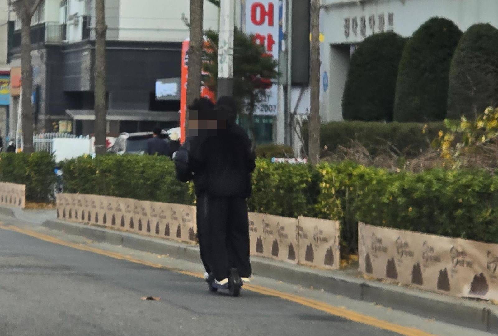 전동킥보드 한 대에 올라탄 남학생 3명. 보배드림