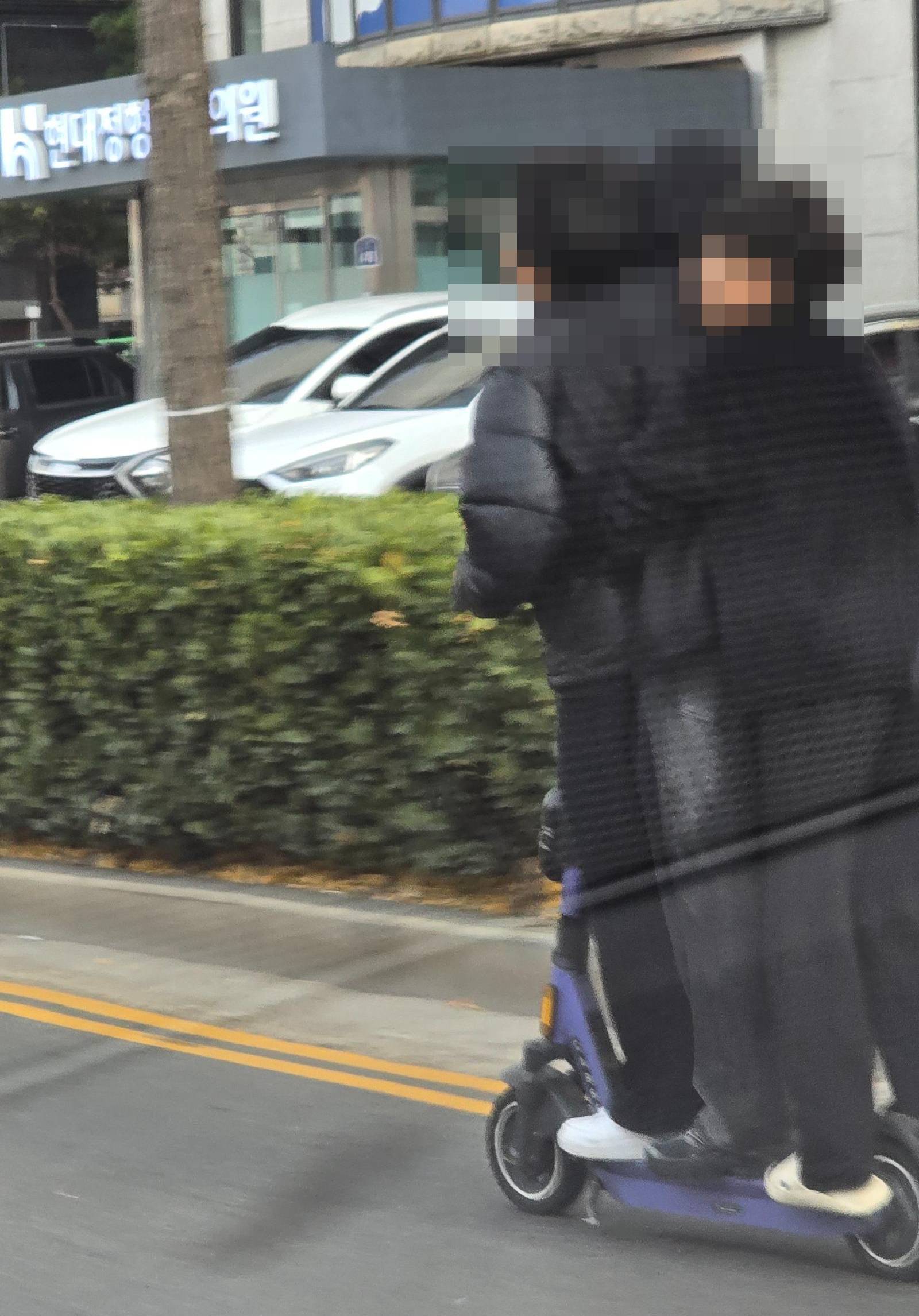 전동킥보드 1대에 남학생 3명 올라타…헬멧도 안 썼다