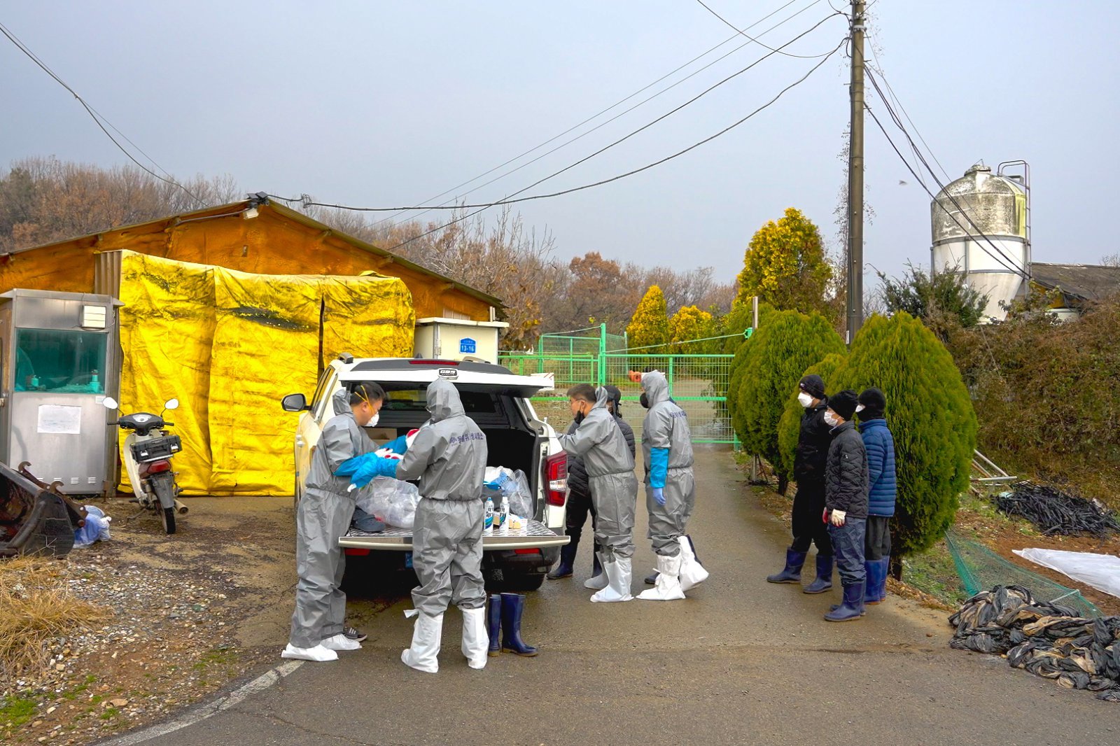 양돈농가 방역 모습(당진시 제공)