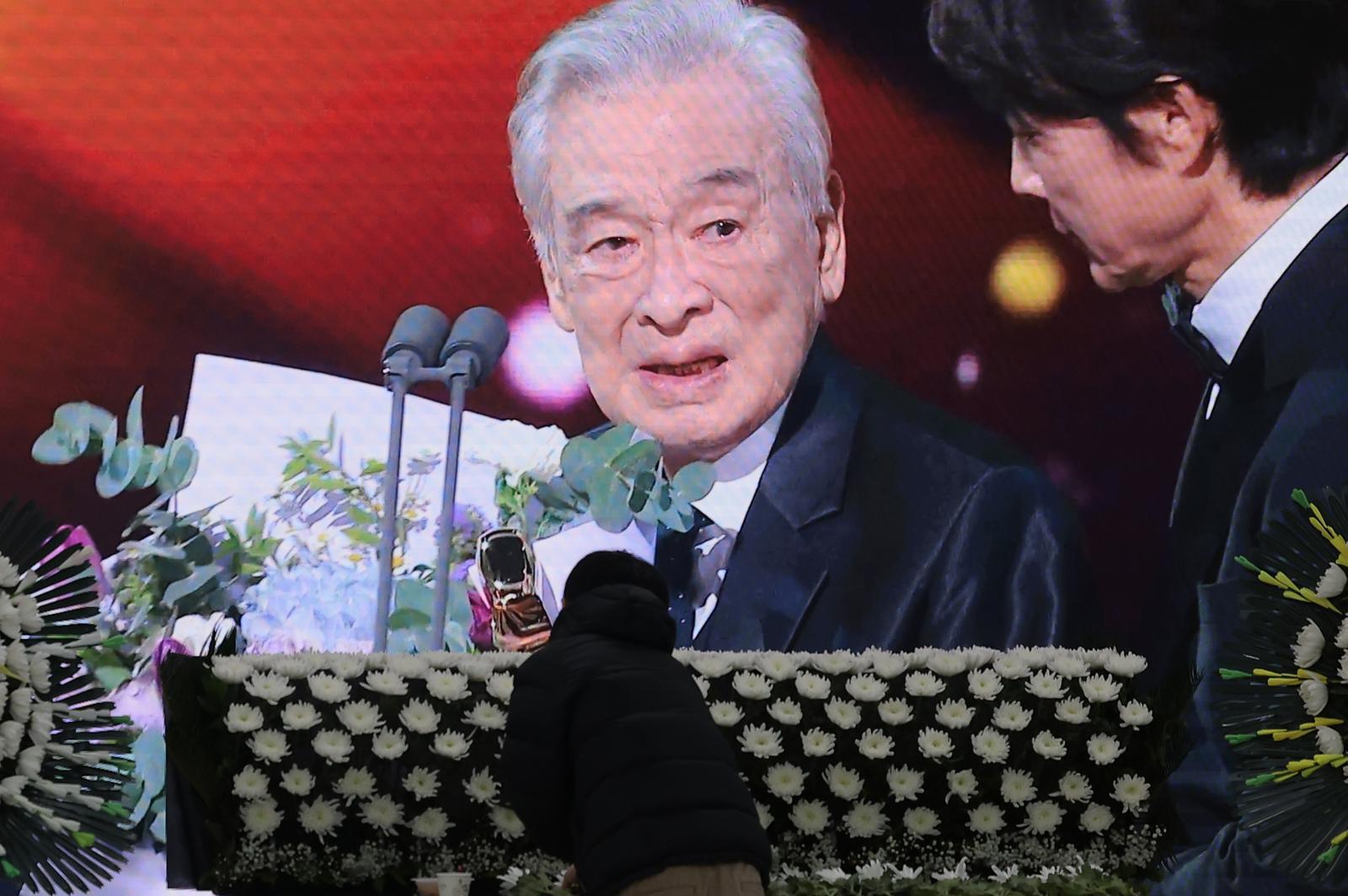 25일 서울 여의도 KBS 본관 내 시청자광장에 마련된 故이순재의 특별 분향소에서 한 시민이 애도하고 있다. 고인은 이날 새벽 91세를 일기로 별세했다. 2025.11.25 뉴스1