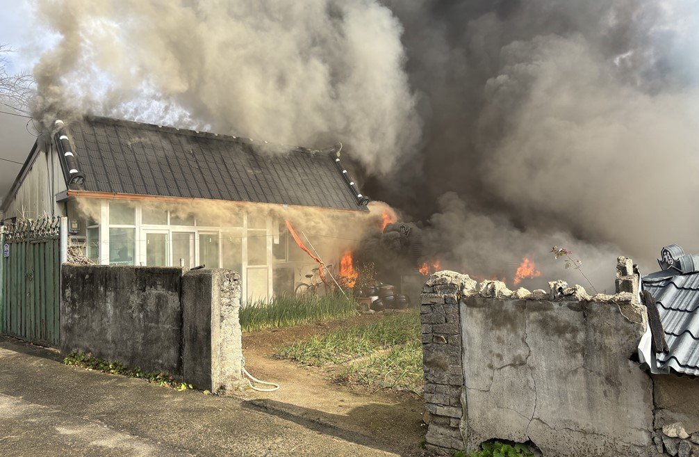 25일 오전 10시49분쯤 경북 고령군 덕곡면의 한 단독주택에서 불이나 소방 당국이 진화하고 있다(경북소방본부 제공)