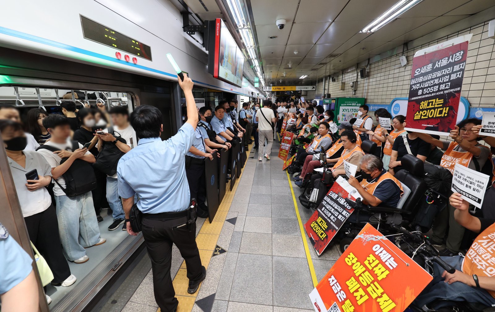 전국장애인차별철폐연대 회원들이 5일 오전 서울 종로구 혜화역에서 63차 출근길 지하철 탑니다 투쟁집회를 하고 있다. 2025.09.05. [서울=뉴시스]