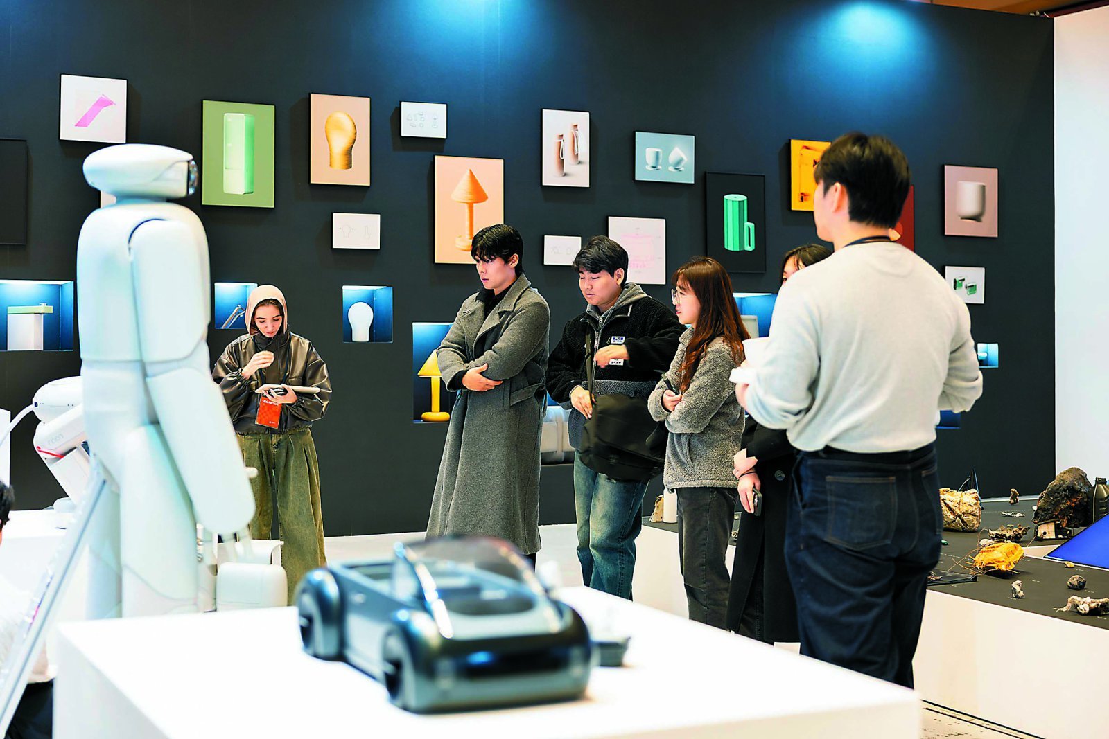 주제관 전시 전경. 국내외 기술 기반 디자인 기업 및 디자이너, 스타트업 등이 참여하여 선도 사례를 보여줬다.