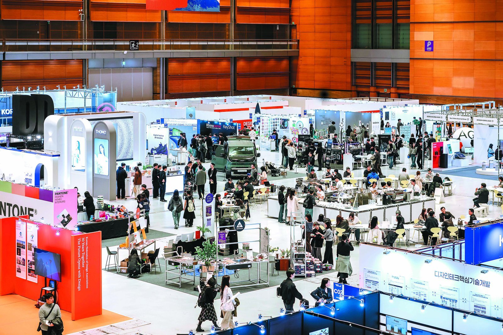 디자인코리아 2025 전시회 전체 전경. 제조, 기술 등 다양한 분야의 기업 부스가 한데 구성되어 관람객들로부터 높은 관심을 받았다. 한국디자인진흥원 제공