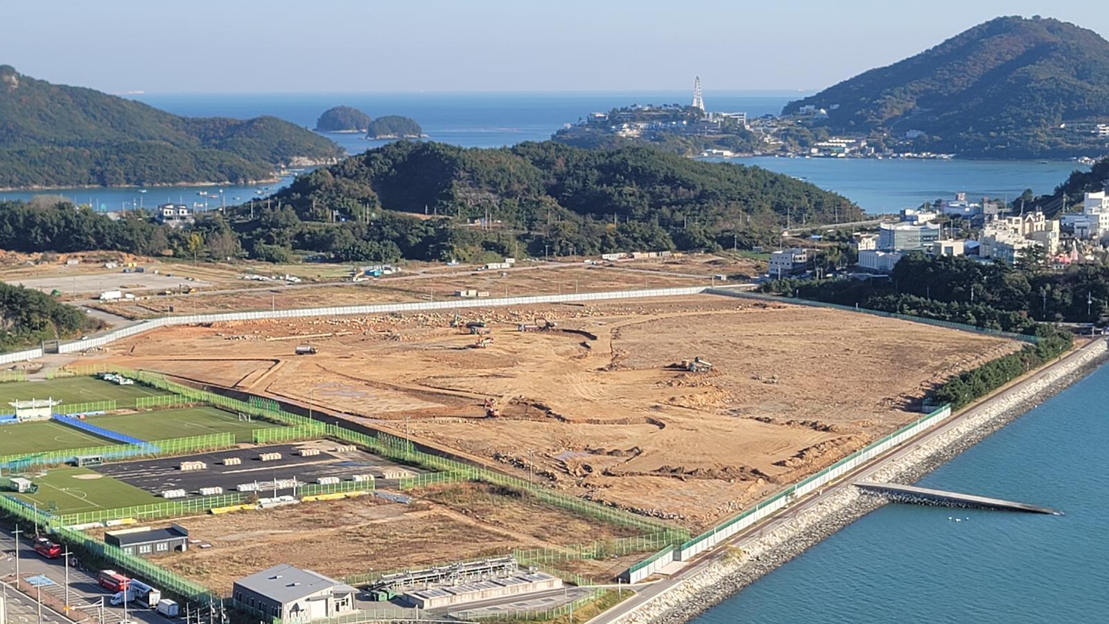 ‘2026여수세계섬박람회’ 주 행사장(돌산 진모지구). 작은 사진은 포스터. 여수세계섬박람회 조직위 제공