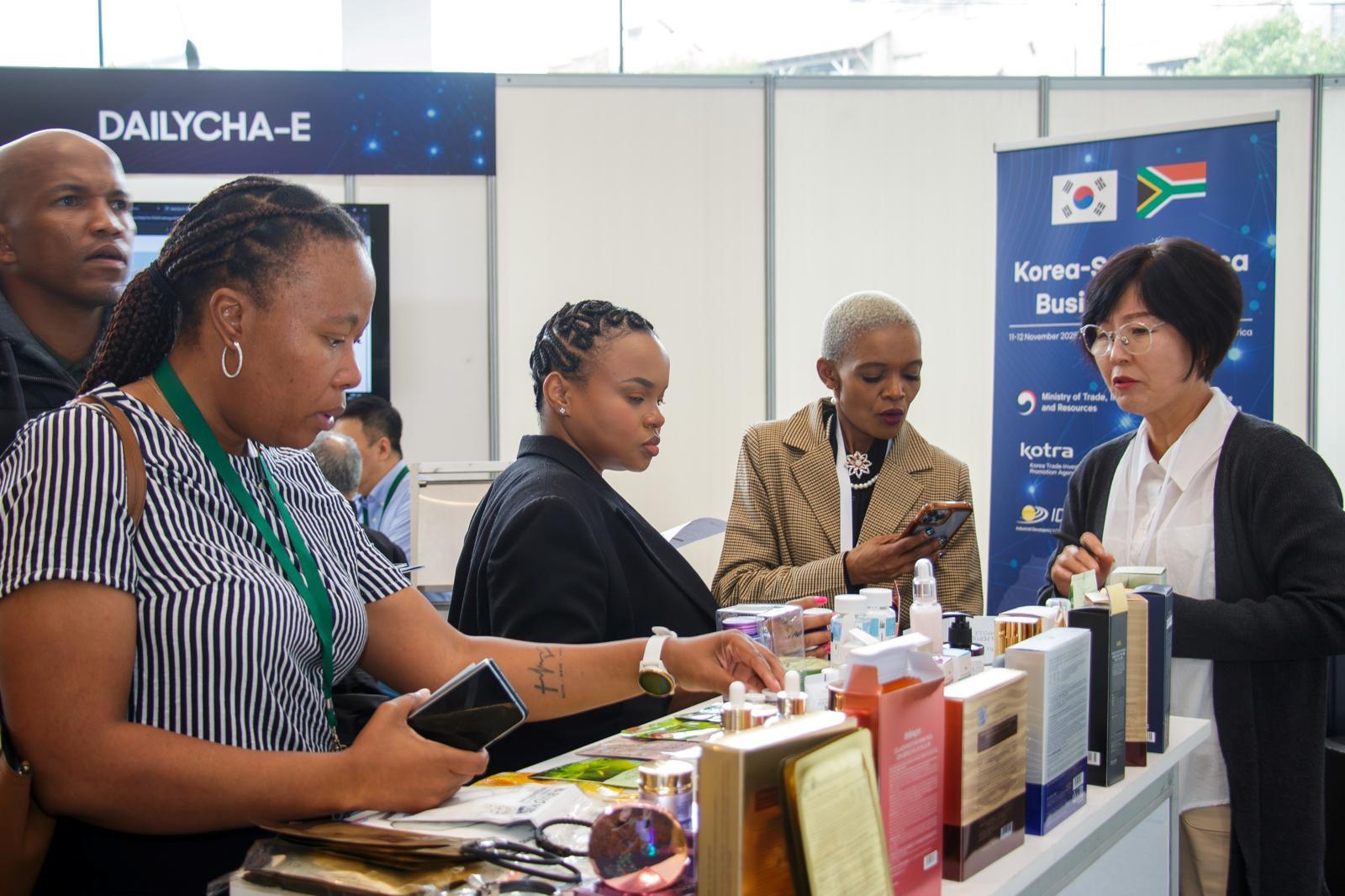 11월 11일부터 이틀간 남아프리카공화국 요하네스버그에서 열린 ‘한-남아공 비즈니스 플라자’에서 현지 소비자들이 우리나라 K뷰티 제품을 살펴보고 있다. 대한무역투자진흥공사 제공