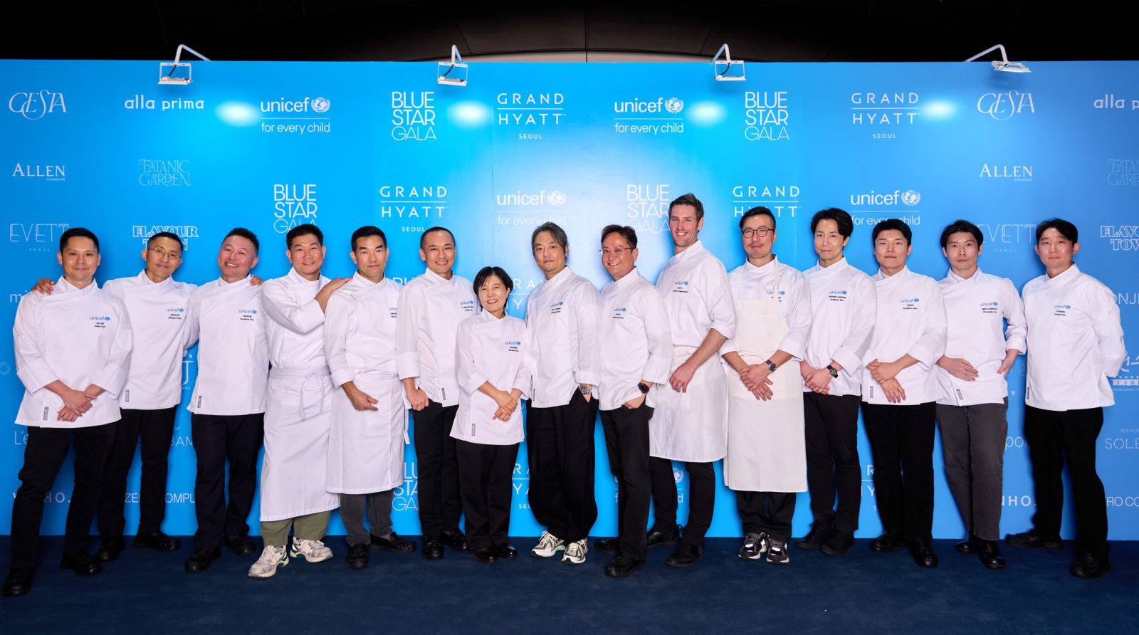 ‘블루 스타 갈라’에 재능기부로 참여한 15인의 셰프(왼쪽부터 서현민, 강민구, 박성배, 임기학, 권우중, 이태규, 조은희, 김진혁, 김세경,조셉 리저우드, 엄태준, 손종원, 전성빈, 이충후, 김정호 셰프). 유니세프 한국위원회 제공