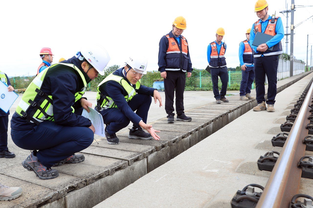 이성해 이사장(왼쪽에서 두 번째)이 지난 10월 14일 호남고속철도 신작교∼어량교 구간 현장점검에 나와 있다. 국가철도공단 제공