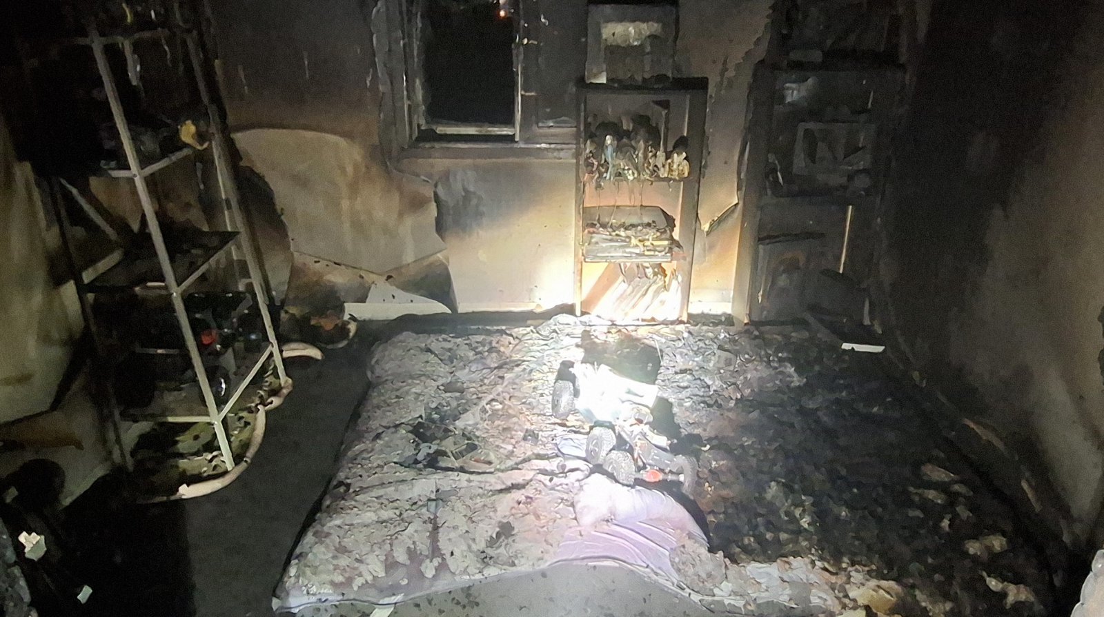 26일 오전 2시 28분께 울산 동구 일산동의 한 주택에서 배터리 화재로 추측되는 화재가 발생했다. 울산소방본부 제공