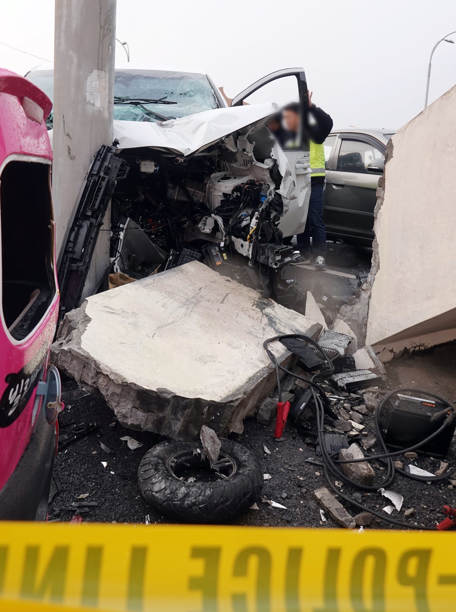 25일 오전 제주시 우도 천진항에서 제주경찰청과 도로교통공단, 국립과학수사연구소 제주분원 등이 승합차 돌진 사고 현장 합동 감식을 하고 있다. 전날 이 곳에서 승합차가 돌진해 3명이 숨지고 10명이 중경상을 입는 사고가 발생했다. 제주=뉴시스