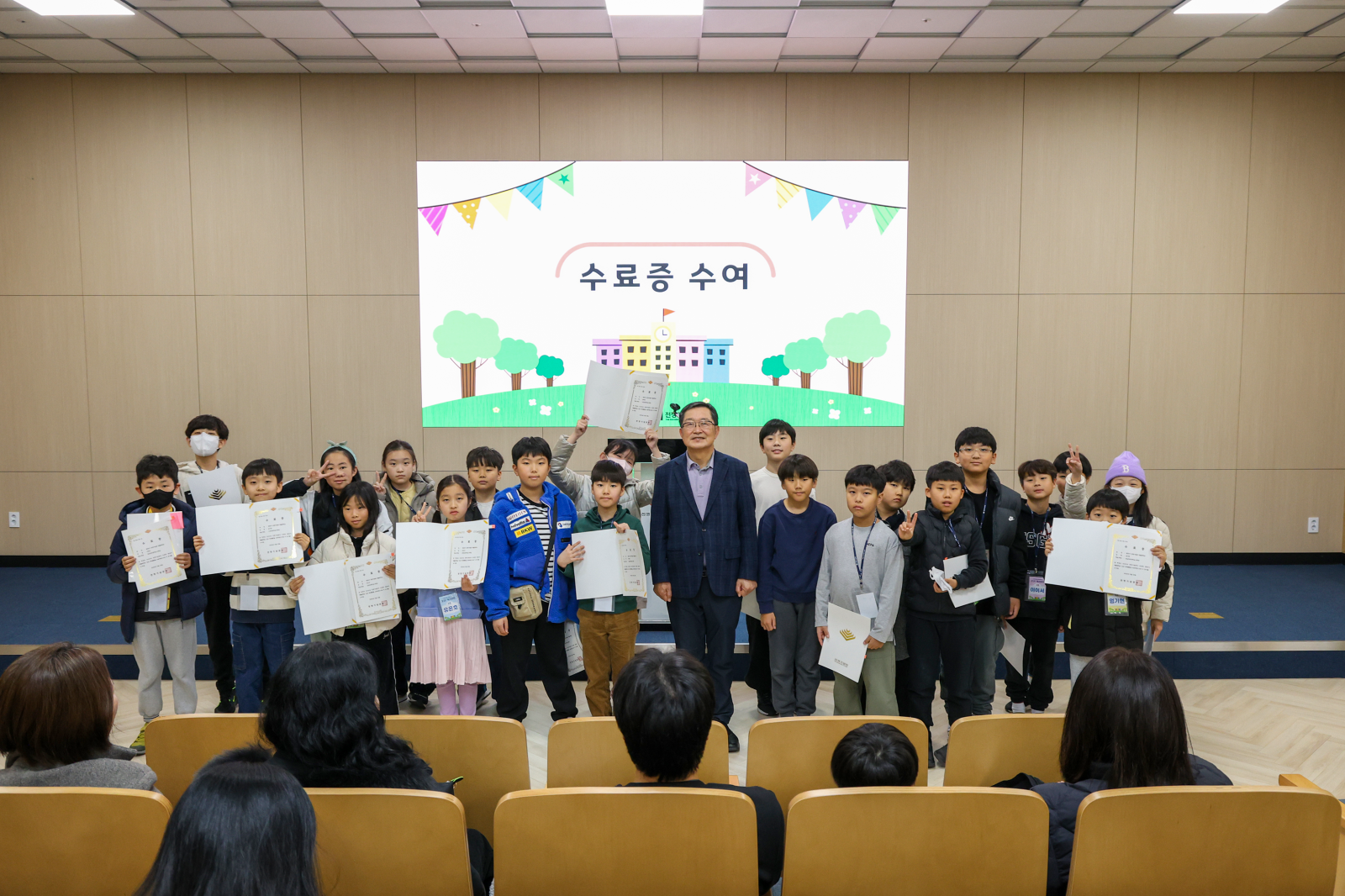 22일 제38기 전쟁기념관 박물관학교 수료학생들이 기념사진을 찍고 있다.