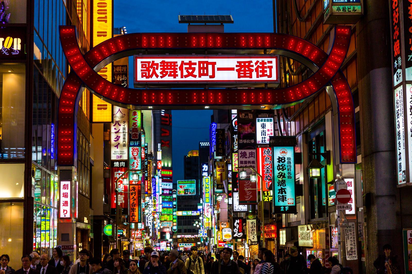 도쿄 최대의 환락가 ‘가부키초’의 모습. 이곳 일대의 호스트 클럽에서는 남성 종업원(호스트)의 술 접대와 함께 고가의 샴페인 등을 판매하는 것으로 알려졌다. 게티이미지