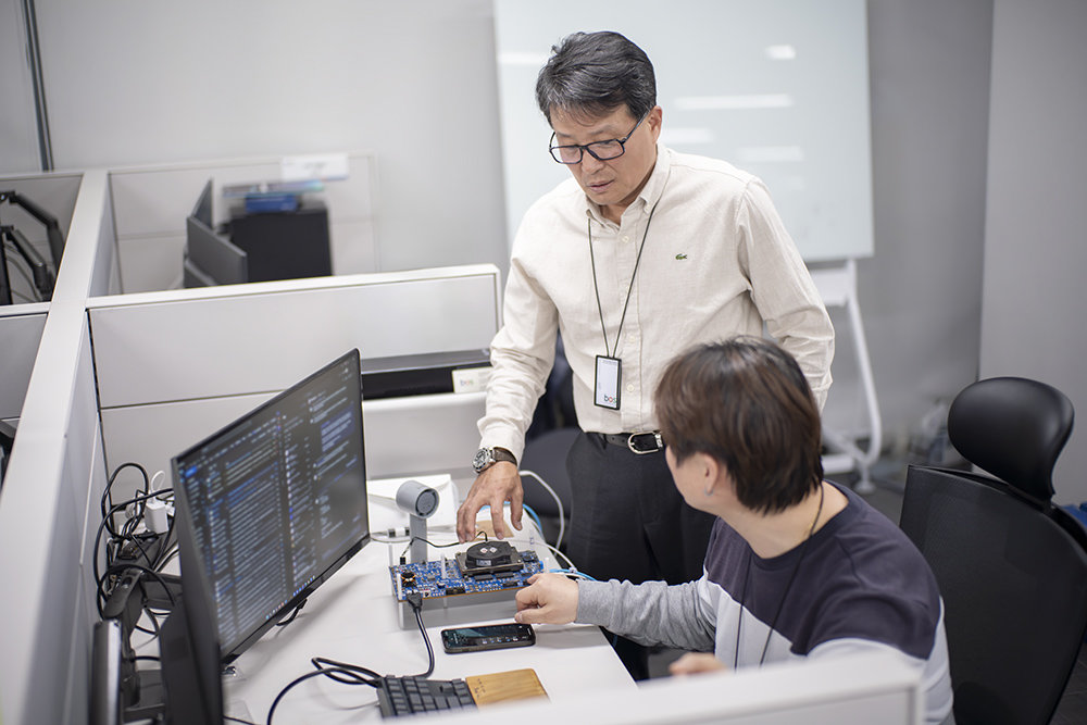 박원주 CSO가 임직원과 함께 제품에 대한 논의를 진행 중이다 / 출처=IT동아