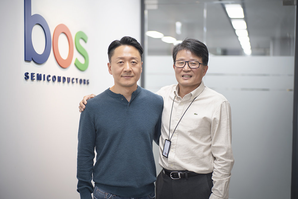 박원주 CSO는 반도체 하나를 완성하기 위해서는 하드웨어, 소프트웨어, 영업 및 마케팅 등 다양한 분야의 전문성이 필요하고, 보스반도체는 이러한 역량이 유기적으로 협력하며 하나의 제품을 완성해 가고 있다며 전략마케팅실 실장 채정석 부사장을 소개했다 / 출처=IT동아