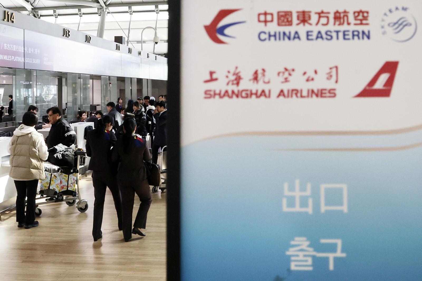 24일 인천국제공항에 1터미널에서 중국 항공 이용객이 탑승 수속을 기다리고 있다.  중국 무비자 정책 시행 영향으로 지난해 11월부터 올해 1월까지 중국으로 나간 내국인은 64만 7901명으로 2023년 11월부터 지난해 1월 집계에 비해 60.6% 증가했다. 2025.02.24. 뉴시스