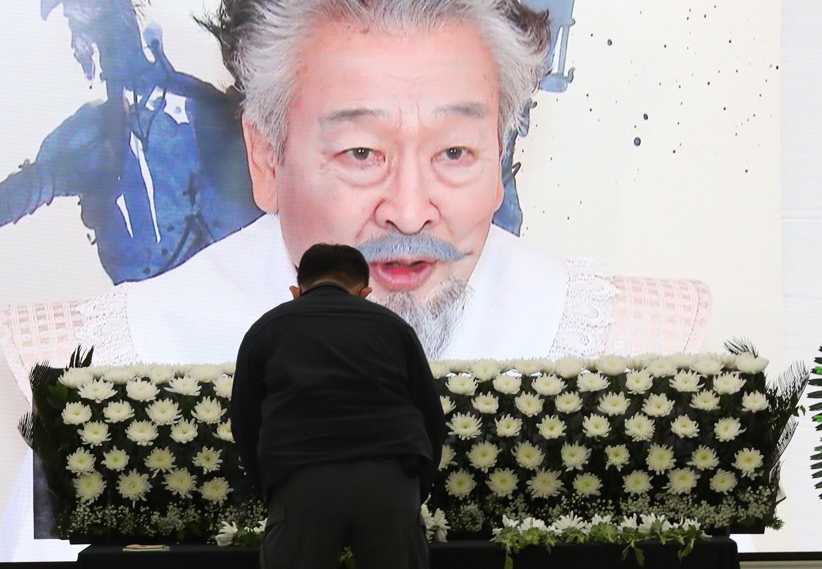 25일 서울 영등포구 여의도 KBS 본관에 마련된 故 이순재 특별 분향소를 찾은 추모객이 조문하고 있다. 2025.11.26 [서울=뉴시스]