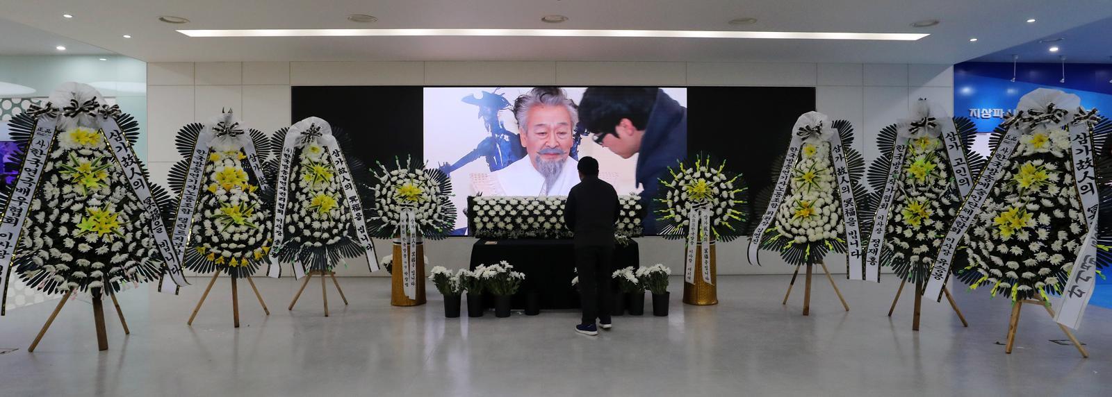 25일 서울 영등포구 여의도 KBS 본관에 마련된 故 이순재 특별 분향소를 찾은 추모객이 조문하고 있다. 2025.11.26 [서울=뉴시스]