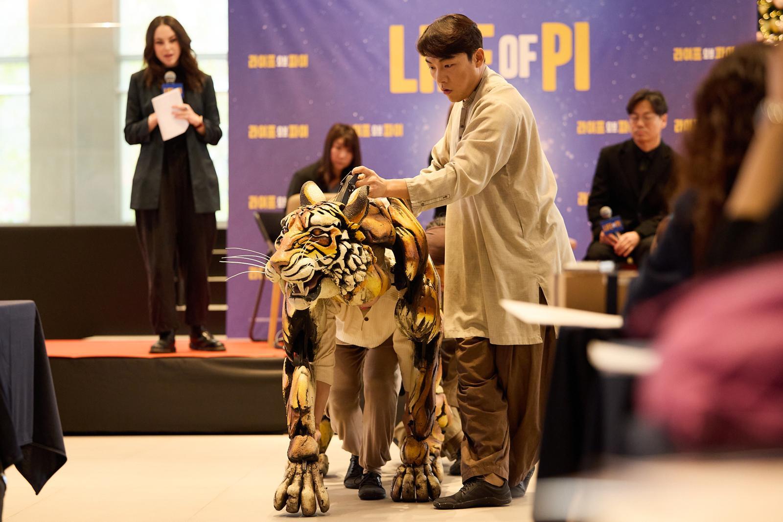 극의 핵심이 되는 벵골 호랑이 ‘리처드 파커’의 움직임을 구현하는 퍼펫티어들. 에스앤코 제공