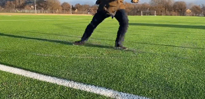 본보 유근형 특파원이 25일(현지시간) 스웨덴의 한 축구 경기장에 깔린 친환경 인조잔디 충전재의 성능을 체험해보고 있다. 고무 재질의 충전재가 깔린 인조잔디보다 충격 흡수가 잘 되고 태클을 해도 다칠 위험성이 적어 보였다.