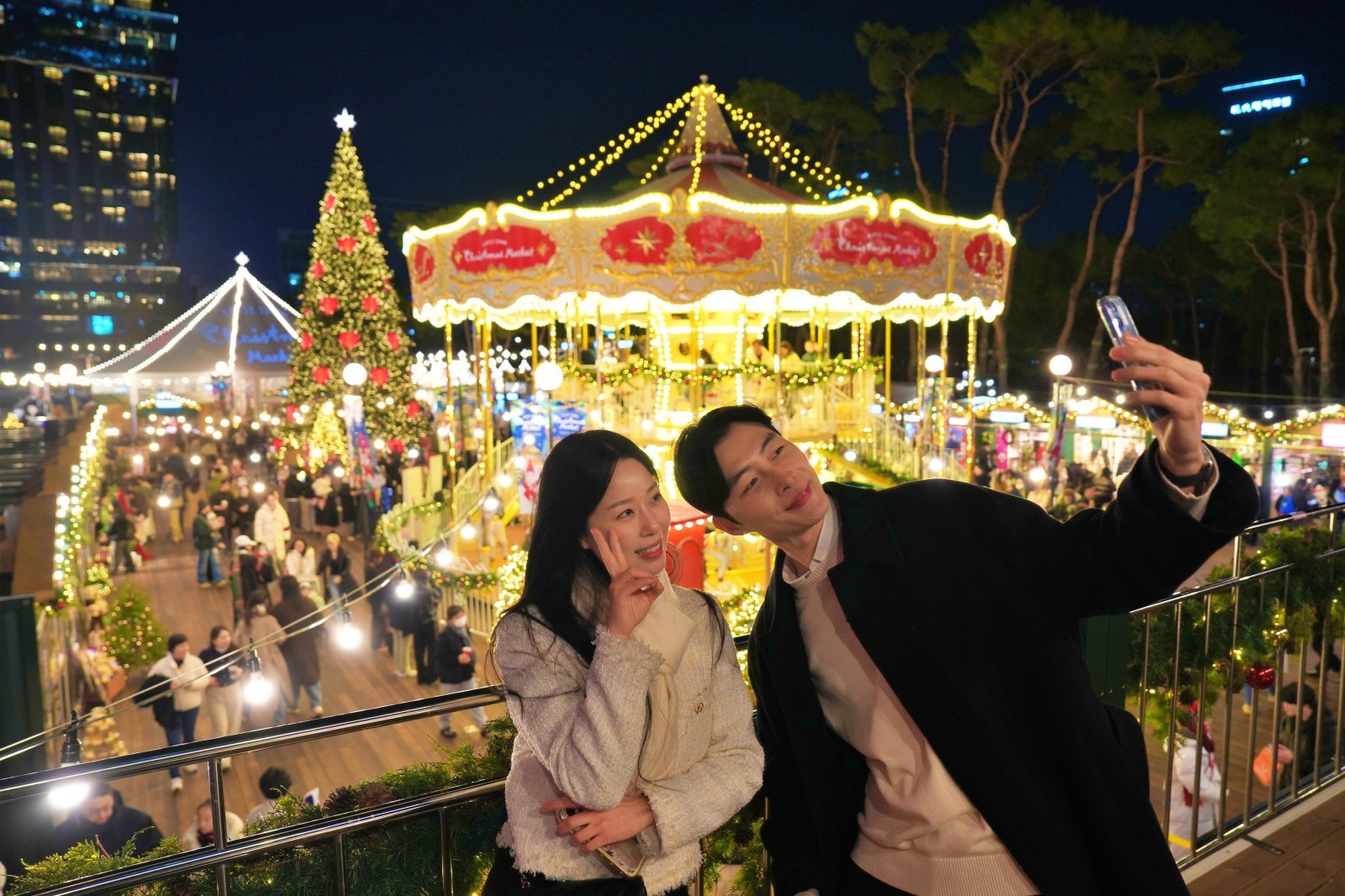 잠실 롯데타운 잠실을 즐기고 있는 방문객의 모습.