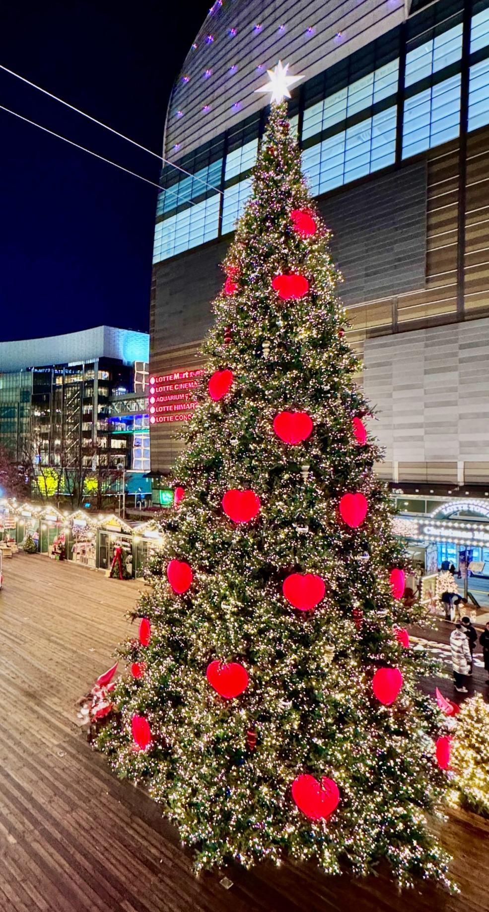 잠실 롯데타운 크리스마스 마켓 내 트리.