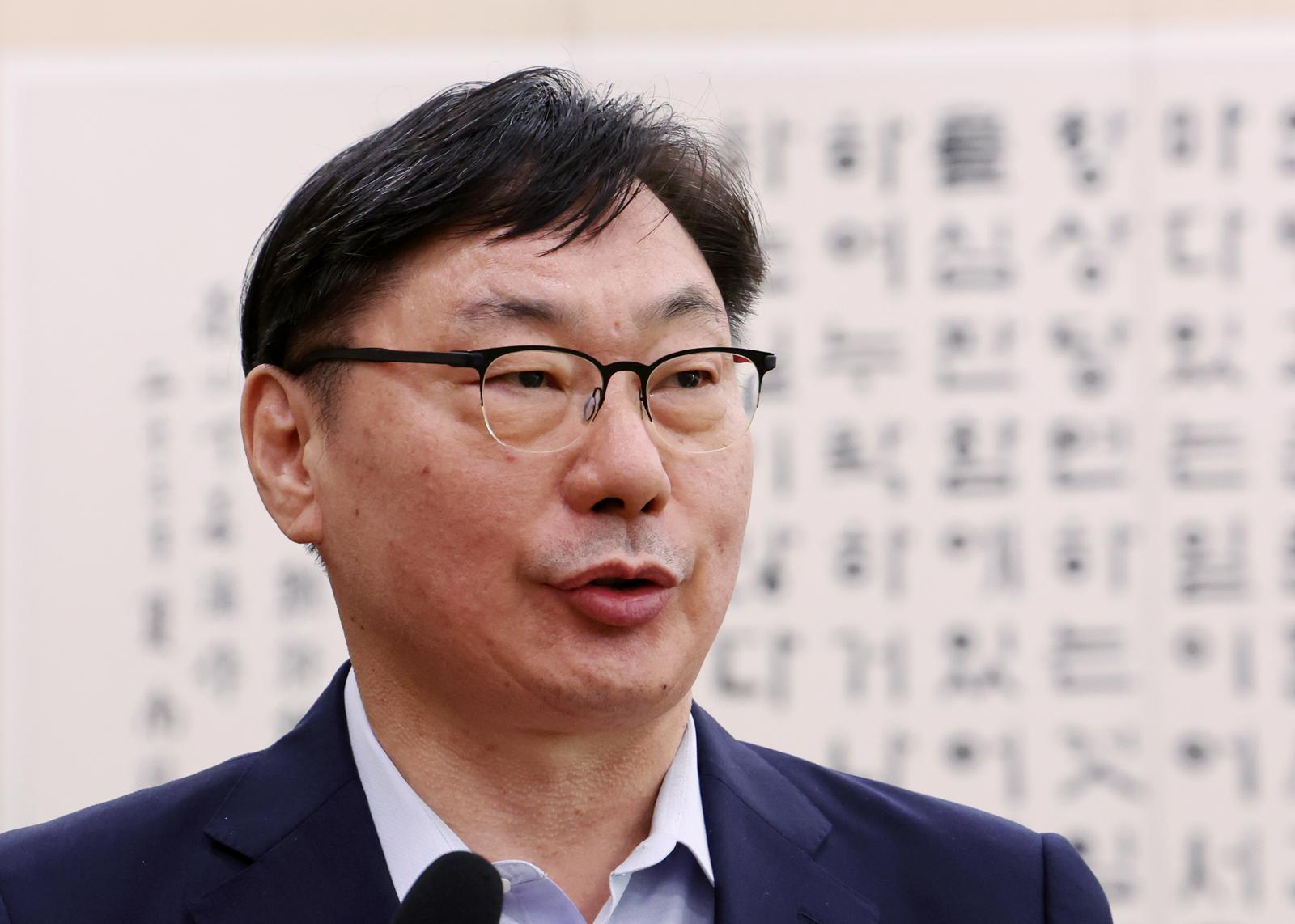 이화영(왼쪽) 전 경기도 평화부지사가 14일 오전 서울 여의도 국회 법제사법위원회에서 열린 법무부 등에 대한 국정감사에서 답변하고 있다. 2025.10.14. 뉴시스