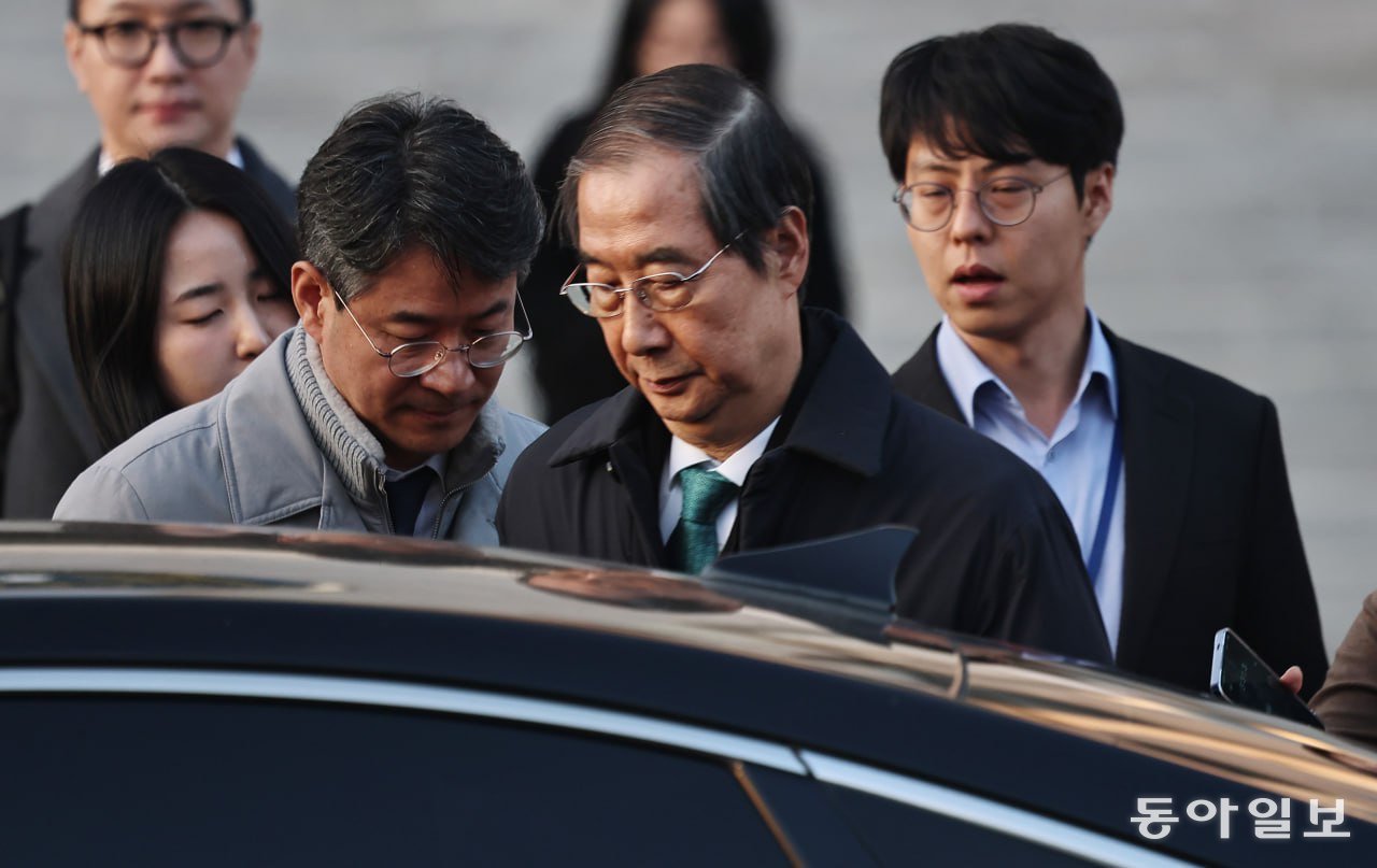 한덕수 전 국무총리가 26일 오전 서울 서초구 서울중앙지방법원에서 열린 내란 우두머리 방조, 내란 중요임무 종사 등 혐의 사건 1심 결심 공판을 마치고 법정을 나서고 있다. 양회성 기자 yohan@donga.com