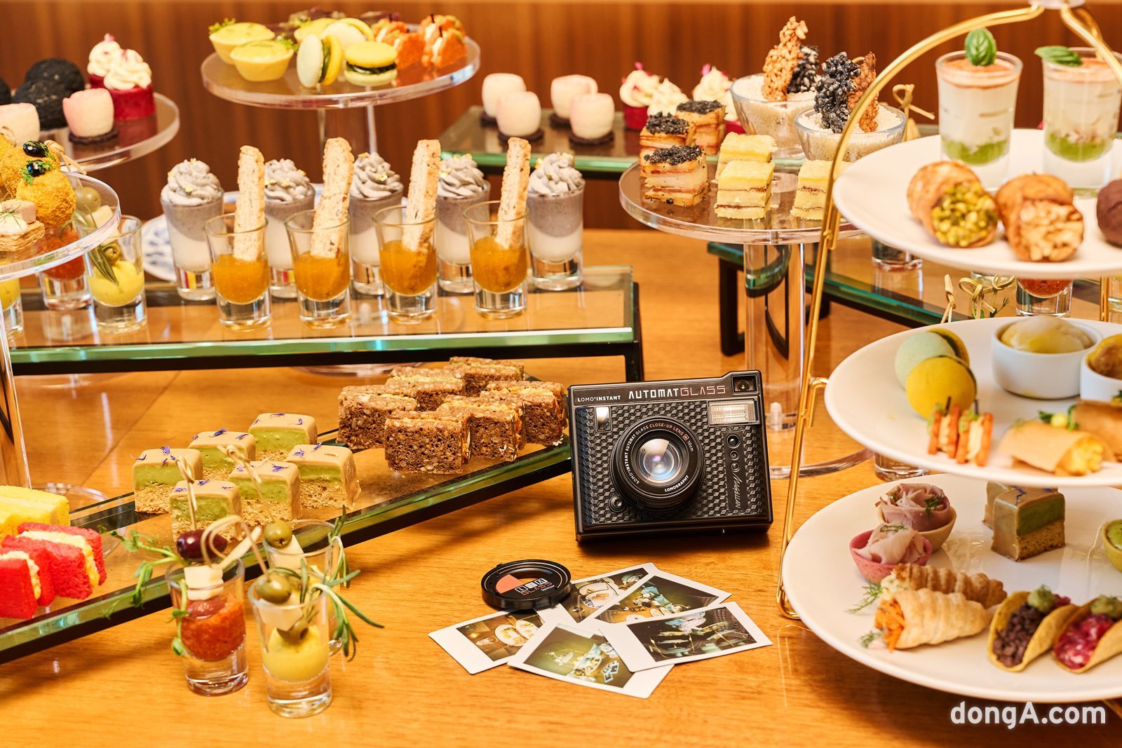 콘래드서울은 로모그래피의 스플릿저(Splitzer) 도구에서 영감을 받아 ‘조합의 예술’을 테마로 구성한 로모인스턴트 애프터눈 티 세트를 마련했다.