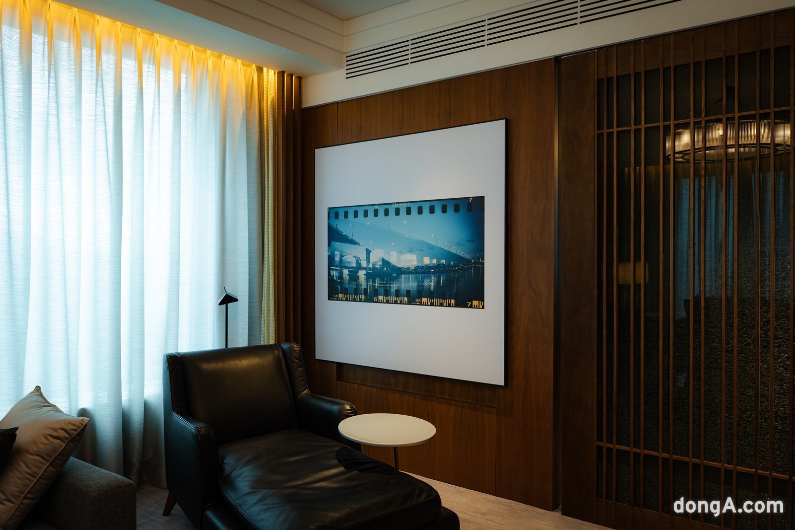 콘래드서울은 내달 14일까지 ‘로모 포토 스위트 패키지’를 선보인다. 이그제큐티브 코너 스위트, 콘래드 스위트 및 펜트하우스에 투숙가능한 패키지로, 투숙객은 로모 인스턴트 오토맷 글래스 마젤란과 로모어파랏, 다양한 렌즈와 필름, 전용 북 등 로모그래피가 제공하는 다채로운 아날로그 체험을 즐길 수 있다. 또한 객실에는 로컬 로모그래퍼 김민석 작가의 작품이 전시된다.