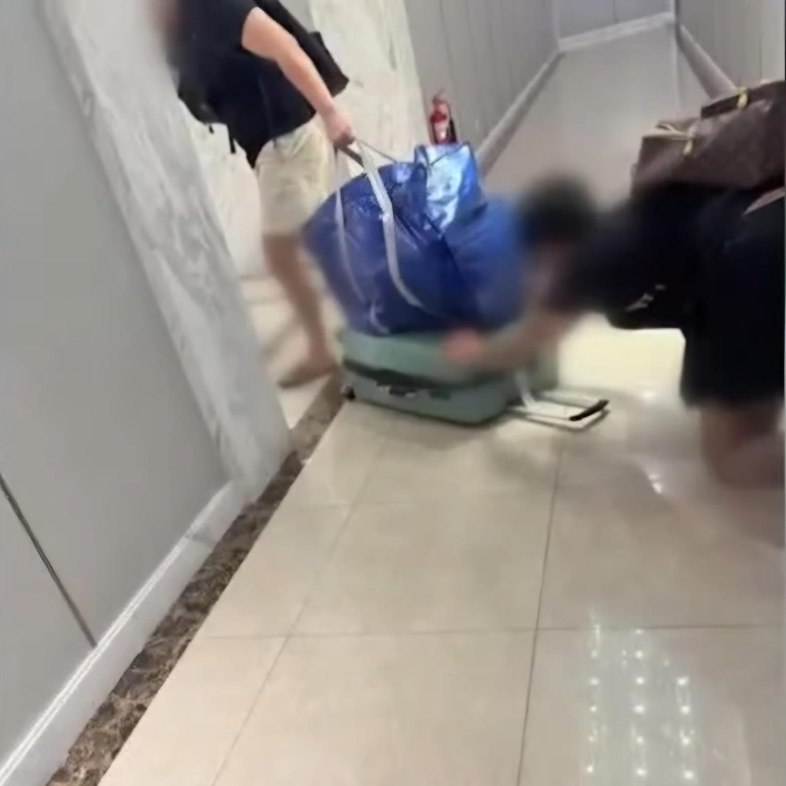 A 씨를 살해하고 파란색 가방에 시신을 넣어 옮기고 있는 B 씨와 C 씨. 뉴스1