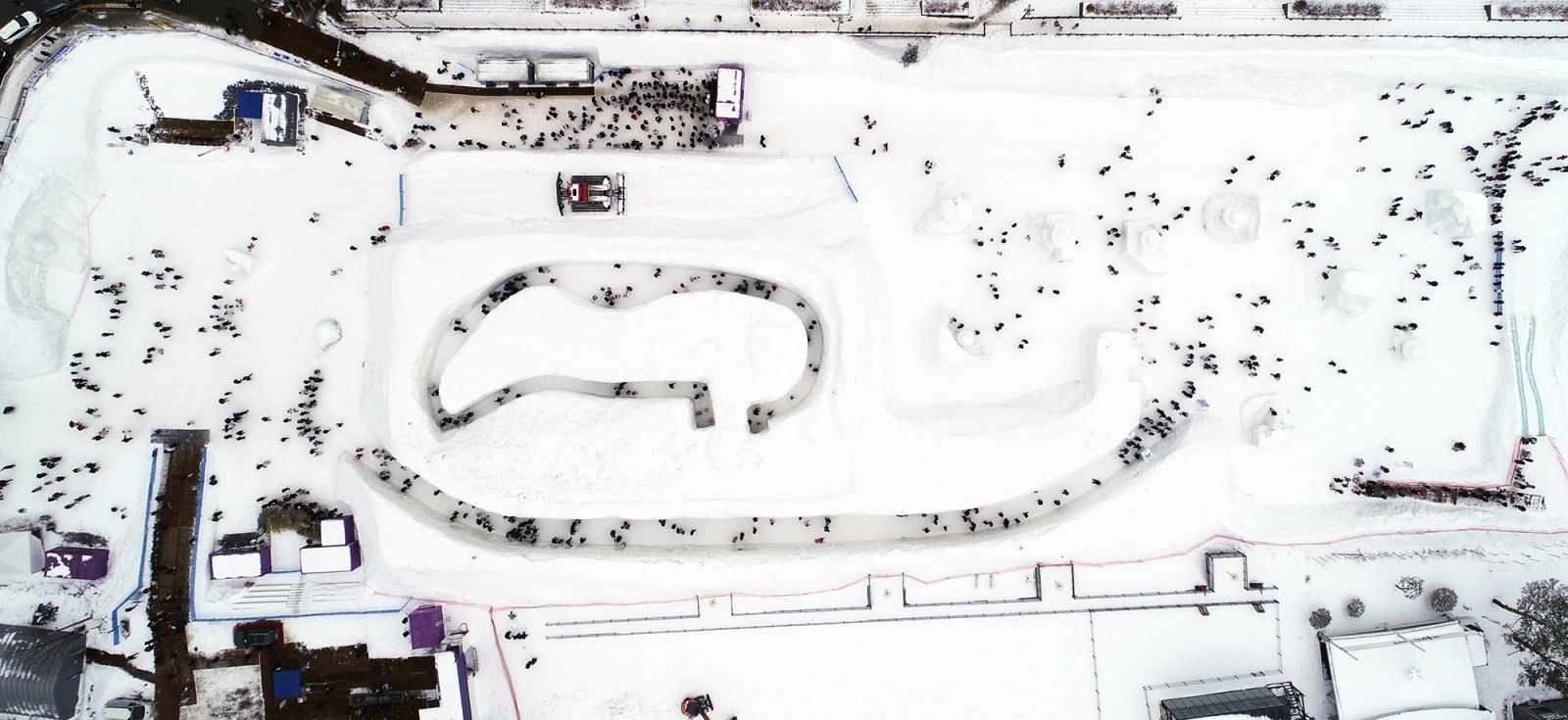 26일 오후 강원도 평창군 대관령면 송천 일원에서 개막한 ‘제31회 대관령눈꽃축제’를 찾은 관광객들이 축제를 즐기고 있다.  올해로 31회째를 맞는 대관령눈꽃축제는 내달 2일까지 10일간 열린다. (사진=평창군 제공) 2025.01.26. [서울=뉴시스]