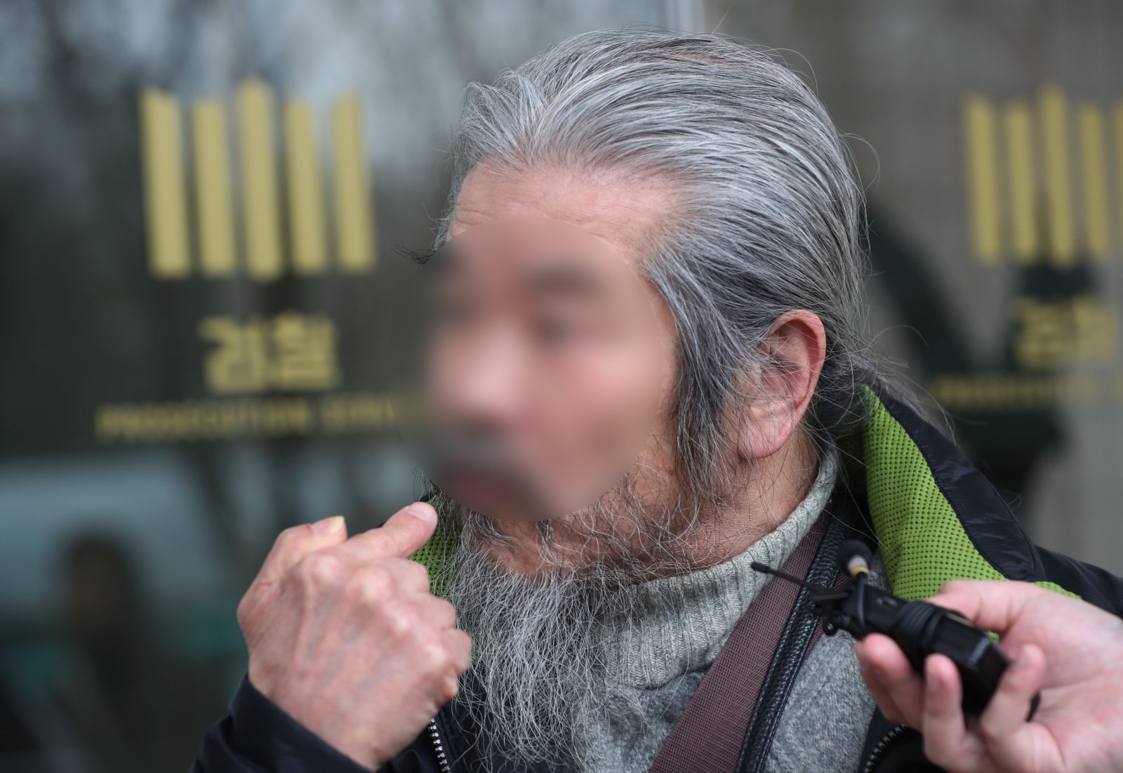 전자장치 부착 등에 관한 법률 위반 혐의로 불구속 기소된 아동성범죄자 조두순이 11일 오전 경기 안산시 단원구 수원지방검찰청 안산지청에서 첫 공판을 마친 뒤 취재진의 질문에 답하고 있다.024.3.11/뉴스1