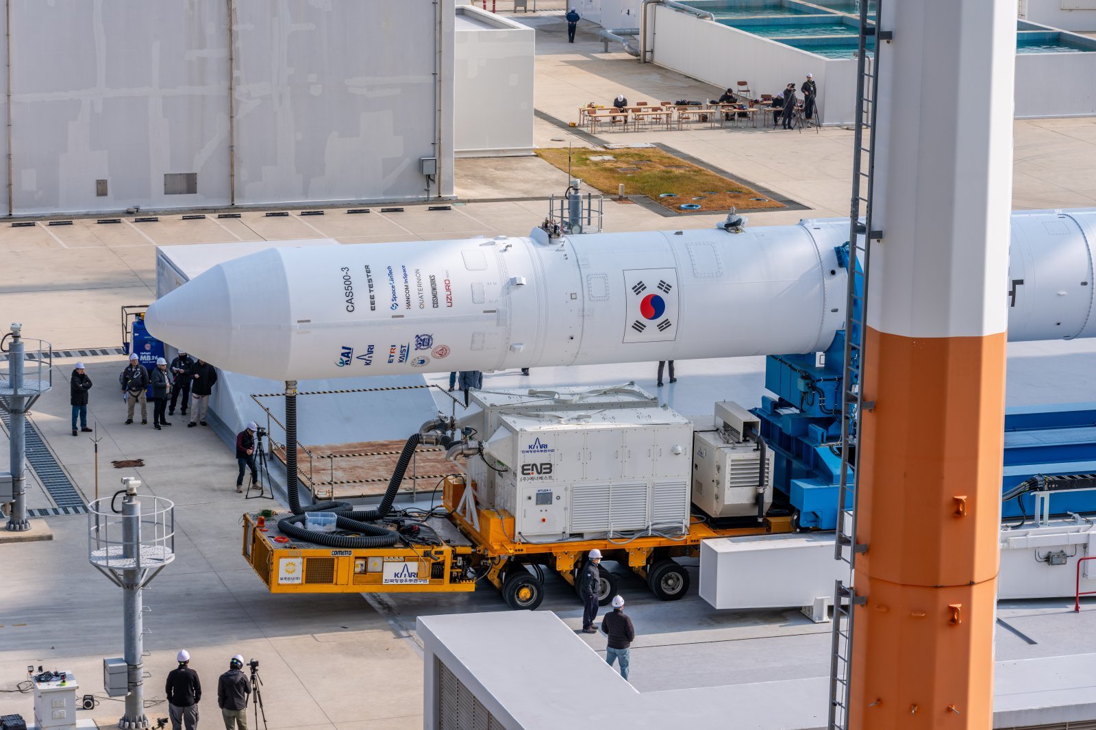 25일 전라남도 고흥 나로우주센터에서 누리호 4차 발사를 위한 기립 작업을 수행하고 있다. (한국항공우주연구원 제공) 2025.11.25/뉴스1