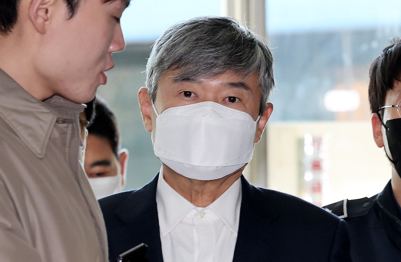 구속중인 조태용 전 국가정보원장이 18일 오후 서울 서초구 순직해병 특별검사팀 사무실로 소환되고 있다. 2025.11.18/뉴스1