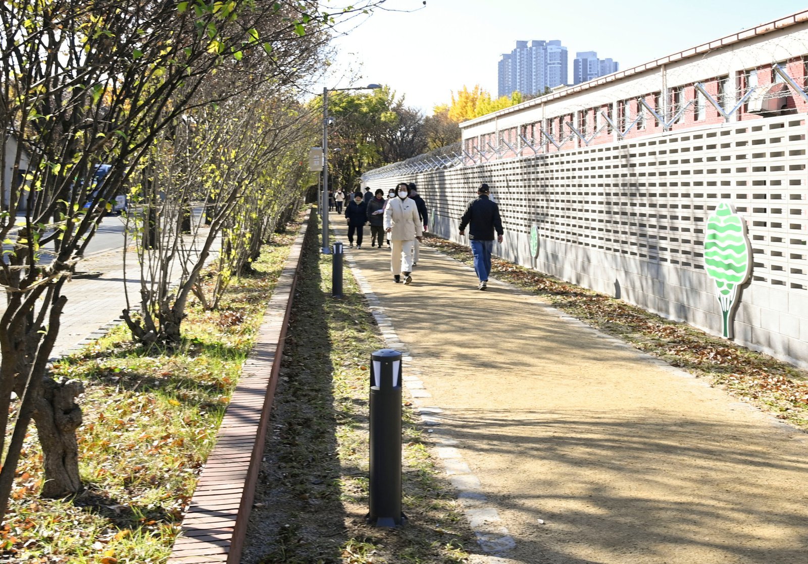 최근 대구 달성군 화원읍 천내리 옛 대구교도소 담장 외곽 둘레길에 조성된 산책길에서 주민들이 산책을 즐기고 있다. 대구 달성군 제공