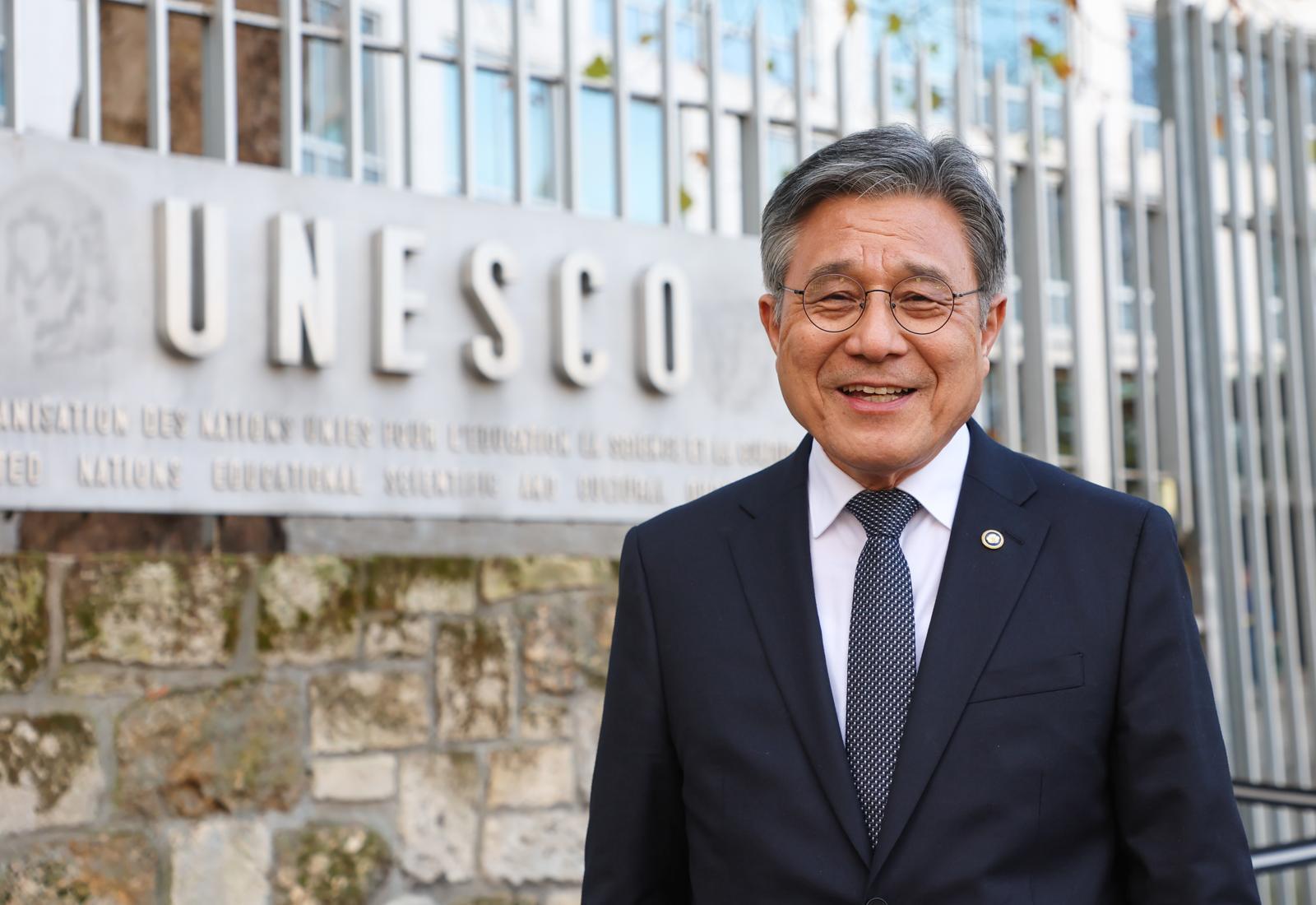 허민 국가유산청장이 26일 프랑스 파리 유네스코 본부 앞에서 특파원들과 인터뷰를 하고 있다. 2025.11.26/뉴스1