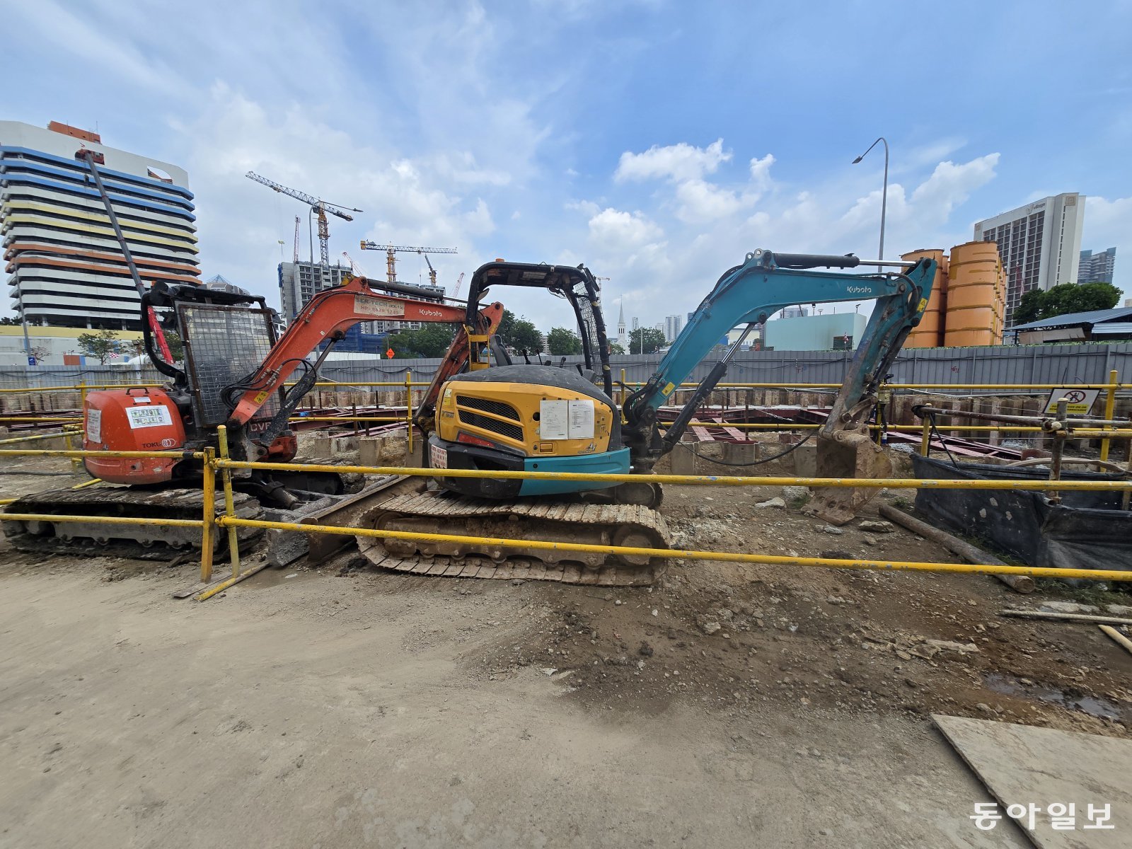 안전 펜스 안에서만 중장비 작업 중장비는 안전구역 내에서만 보관하도록 돼 있다. 싱가포르=최혜령 기자 herstory@donga.com