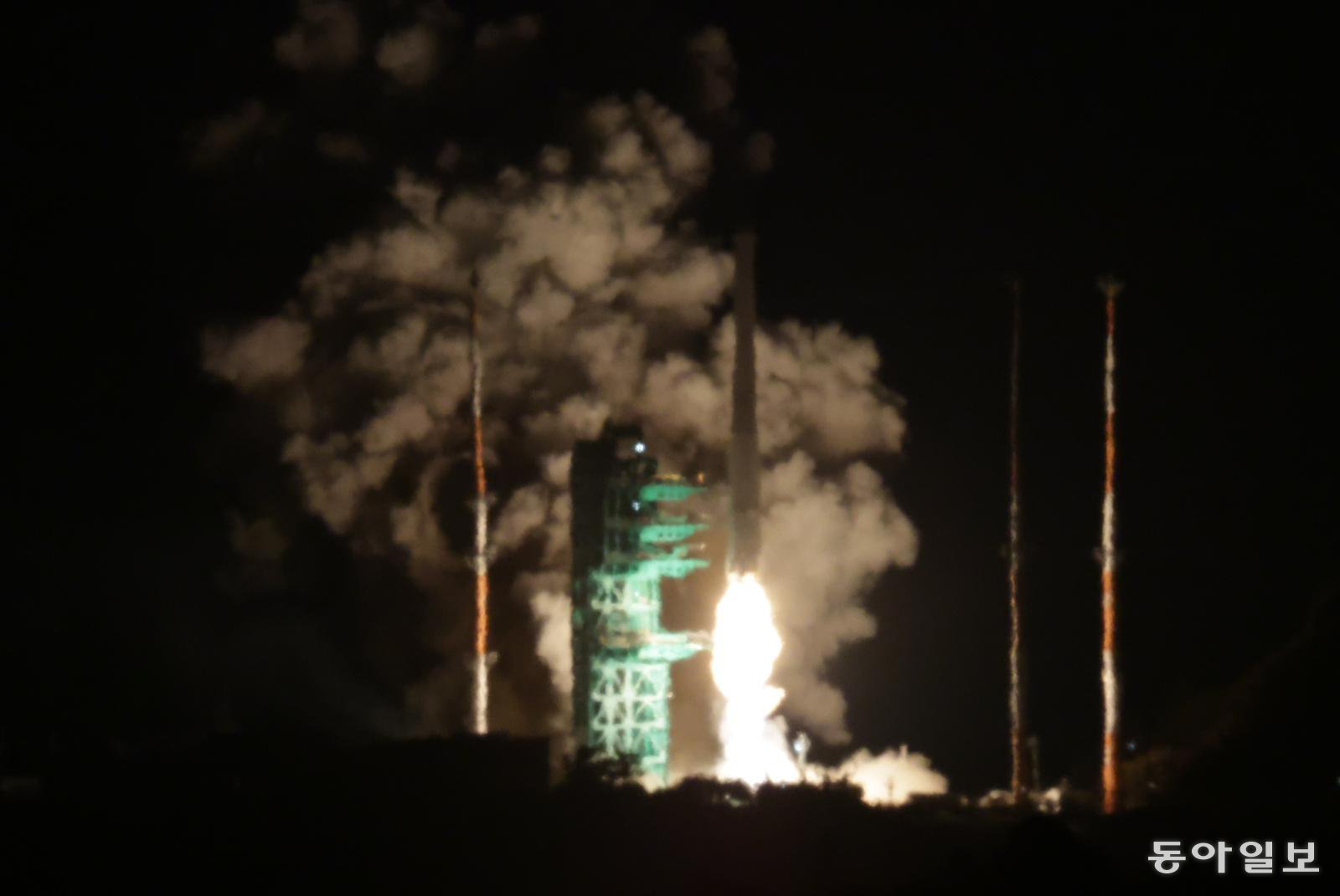 한국형 발사체 누리호 4호기가 27일 새벽 전남 고흥군 나로우주센터에서 발사되고 있다. 민간 기업인 한화에어로스페이스가 기술 이전을 통해 발사체 제작 과정을 주관한 누리호 4호기는 오로라·대기광 관측과 우주 자기장·플라스마 측정 등을 위한 위성 13기가 탑재됐다. 여수=박형기 기자 onehsot@donga.com