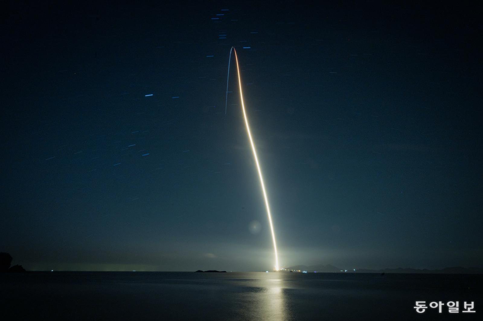 한국형 발사체 누리호 4호기가 27일 새벽 전남 고흥군 나로우주센터에서 발사되고 있다. 민간 기업인 한화에어로스페이스가 기술 이전을 통해 발사체 제작 과정을 주관한 누리호 4호기는 오로라·대기광 관측과 우주 자기장·플라스마 측정 등을 위한 위성 13기가 탑재됐다. 여수=박형기 기자 onehsot@donga.com 박형기 기자 oneshot@donga.com