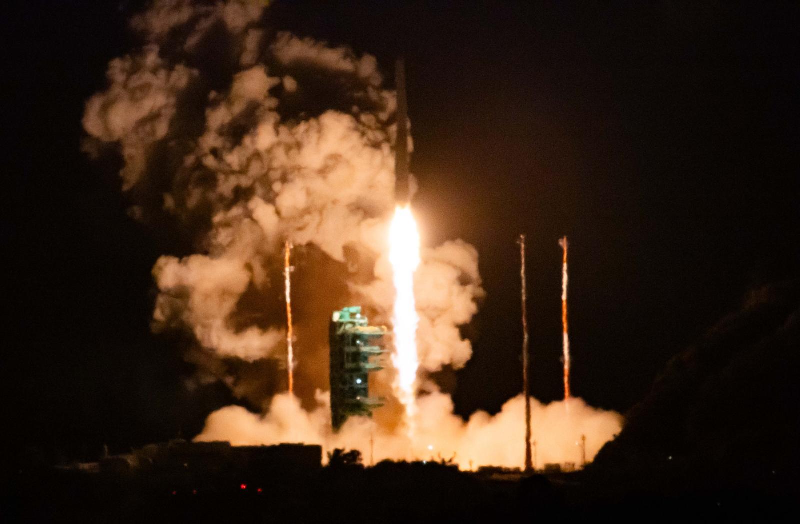 한국형 발사체 누리호가 27일 새벽 전남 고흥군 나로우주센터에서 발사되고 있다.   민간 기업인 한화에어로스페이스가 기술 이전을 통해 발사체 제작 전 과정을 주관한 누리호 4호기는 오로라·대기광 관측과 우주 자기장·플라스마 측정 등을 위한 위성 13기가 탑재됐다. 2025.11.27. [여수=뉴시스]