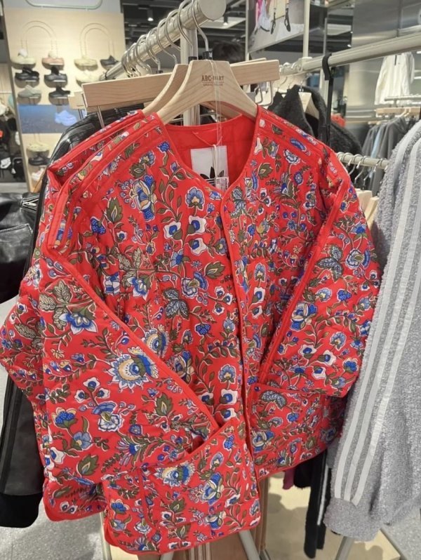 아디다스의 꽃무늬 신상 재킷이 전 사이즈 품절을 기록하며 Z세대의 ‘김장조끼’ 열풍을 다시 불러왔다. 레트로·할매니얼 트렌드와 인기 연예인 착용이 맞물리며 검색량도 7배 급증했다. ⓒ뉴시스