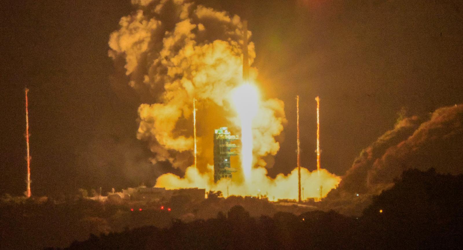 한국형 발사체 누리호(KSLV-Ⅱ)가 27일 새벽 전남 고흥군 나로우주센터에서 4차 발사를 맞아 우주로 날아오르고 있다. 차세대중형위성 3호(1기)를 비롯해 큐브위성 12기 등 총 13기의 위성을 실은 누리호는 오로라를 비롯한 우주환경 관측부터 항암제 연구 등 우주 바이오 실험까지 다양한 임무를 추진한다. 2025.11.27/뉴스1