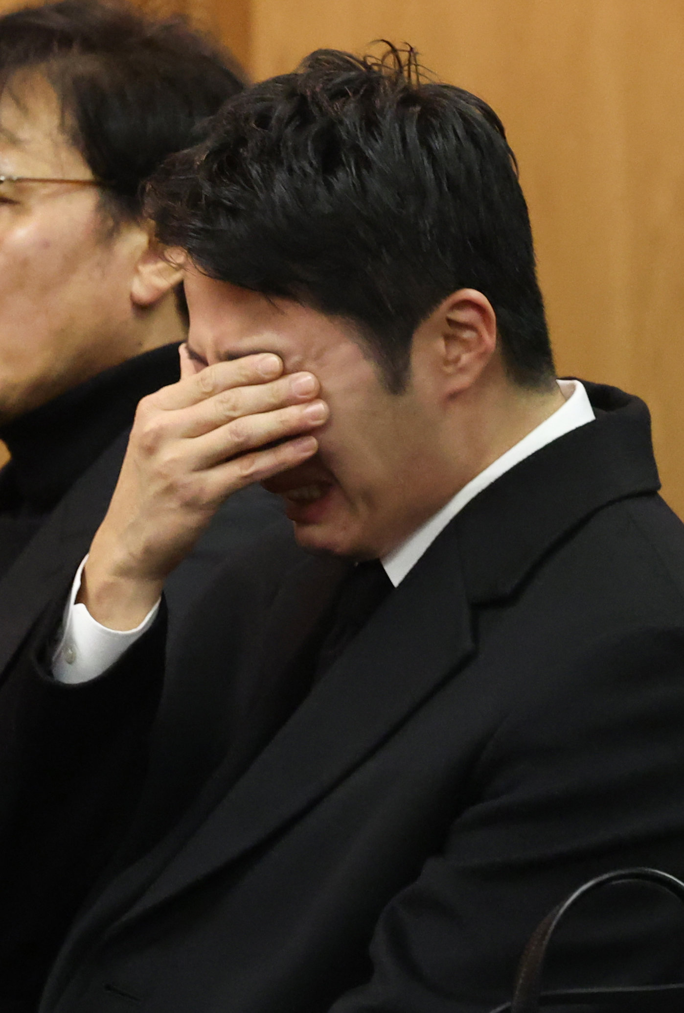 국민배우 이순재가 91세를 일기로 별세한 가운데, 27일 오전 서울 송파구 아산병원에서 열린 영결식에서 배우 정일우가 슬퍼하고 있다.    이순재는 지난해 연극 ‘고도를 기다리며를 기다리며’를 마지막으로 활동을 중단하고 건강 악화로 재활 치료를 받던 중 사망 소식을 전해 안타까움을 자아내고 있다. (공동취재) 2025.11.27/뉴스1