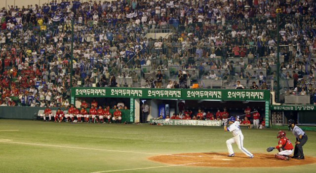 호식이두마리치킨은 프로야구 성장기에 대대적인 브랜드 노출로 야구장 광고 마케팅의 성공 사례를 만들었다.