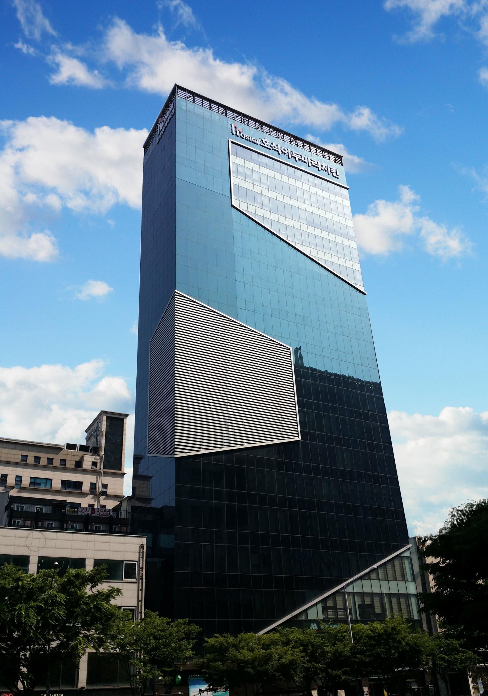 호식이두마리치킨 서울 강남 H타워 본사 전경.