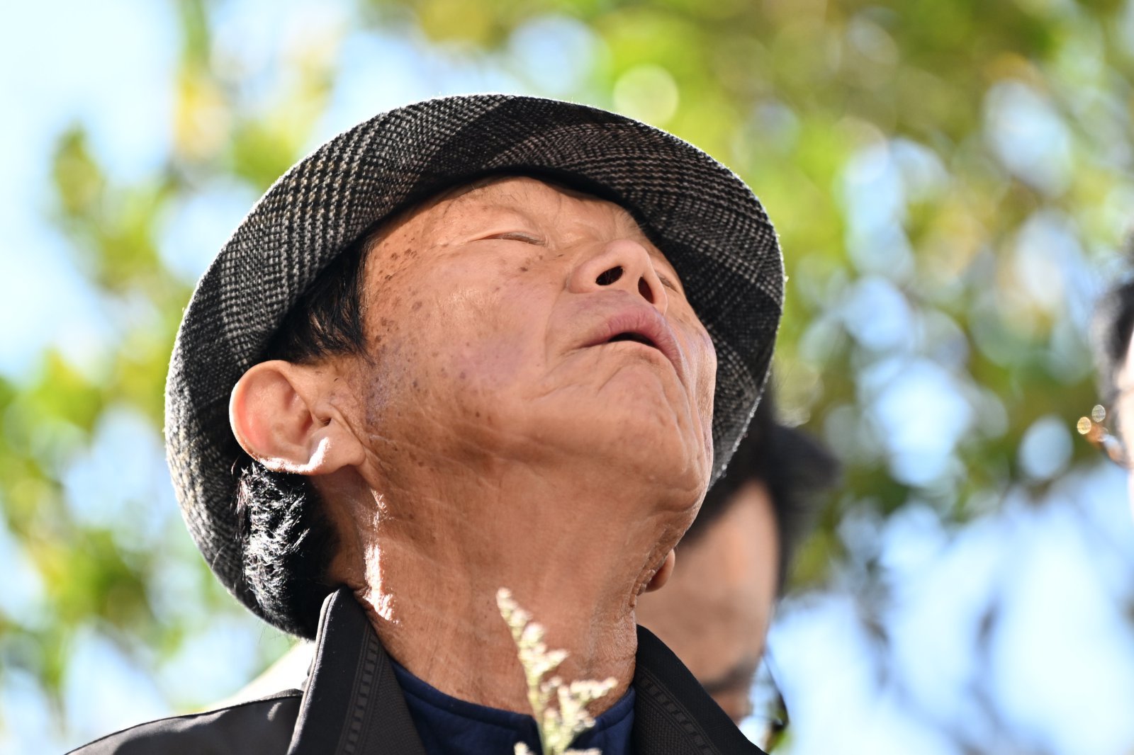 ‘청산가리 막걸리 살인 사건’으로 중형을 선고받았던 백모(71)씨가 28일 오후 광주 동구 광주지법에서 열린 재심 선고 공판 결과 무죄를 선고받은 뒤 하늘을 향해 한숨을 내몰아 쉬고 있다. 백씨와 딸(41)은 지난 2009년 청산가리를 넣은 막걸리를 아내와 지인에게 마시게 해 숨지게 한 혐의(존속살인) 등으로 2012년 대법원에서 각기 무기징역과 징역 20년 형을 선고받았으나 검찰의 강압수사 의혹이 불거지면서 2023년 9월 재심이 개시, 이날 사건 발생 16여년 만에 무죄를 선고받았다. 2025.10.28. [광주=뉴시스]