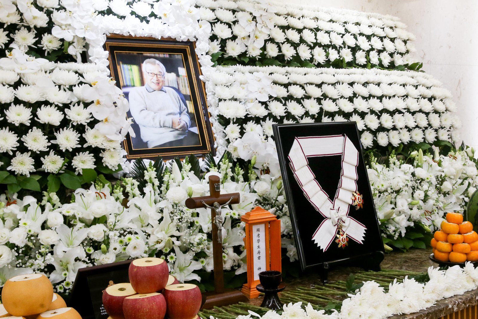 향년 91세를 일기로 별세한 원로 배우 겸 이순재 전 국회의원의 빈소가 지난 25일 서울아산병원 장례식장에 마련된 가운데 정부가 故 이순재 씨에게 추서한 금관문화훈장이 빈소에 놓여있다. 2025.11.26/뉴스1